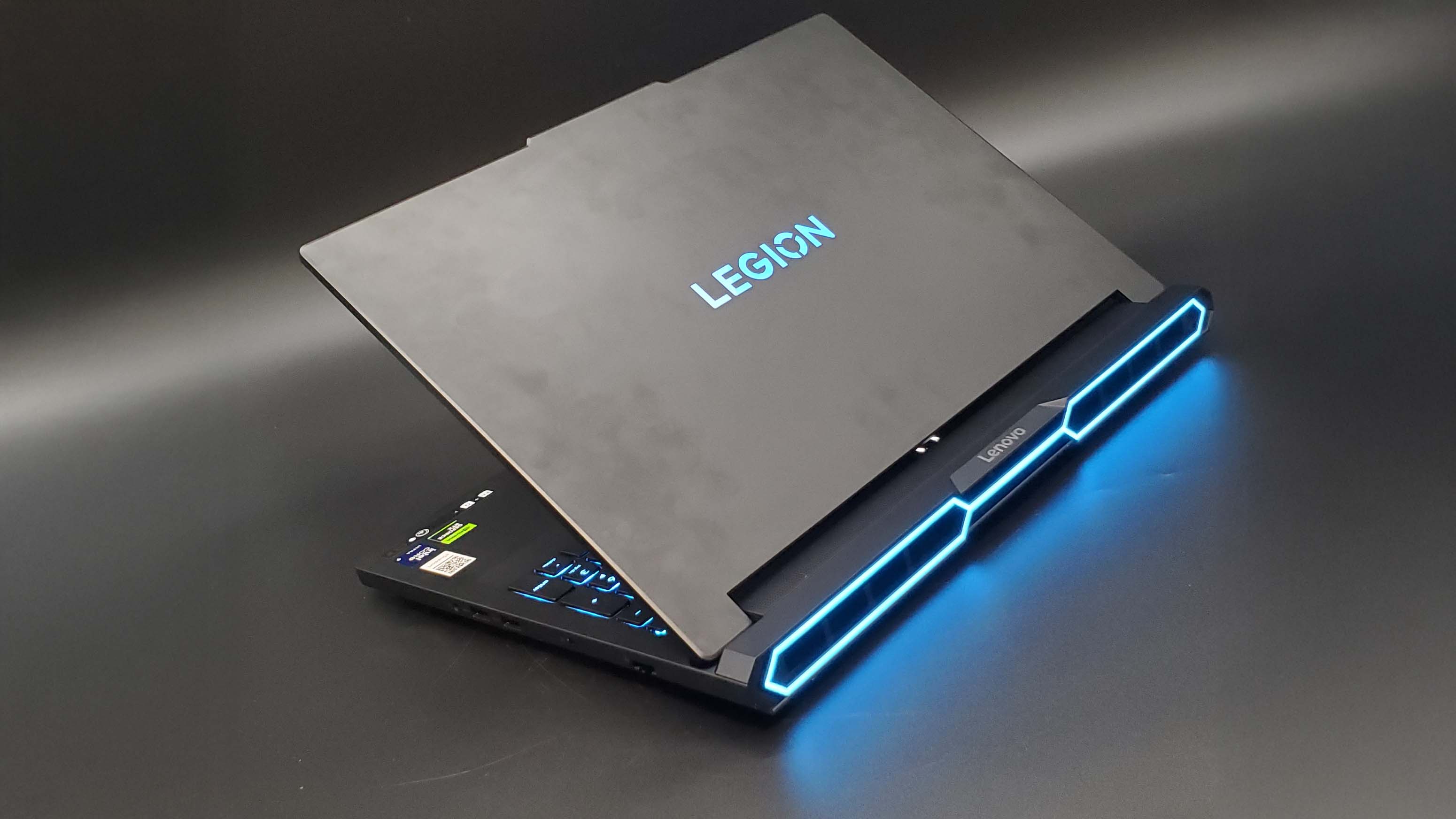 Lenovo Legion Pro 7i Gaming RTX 5080 - Vue 3